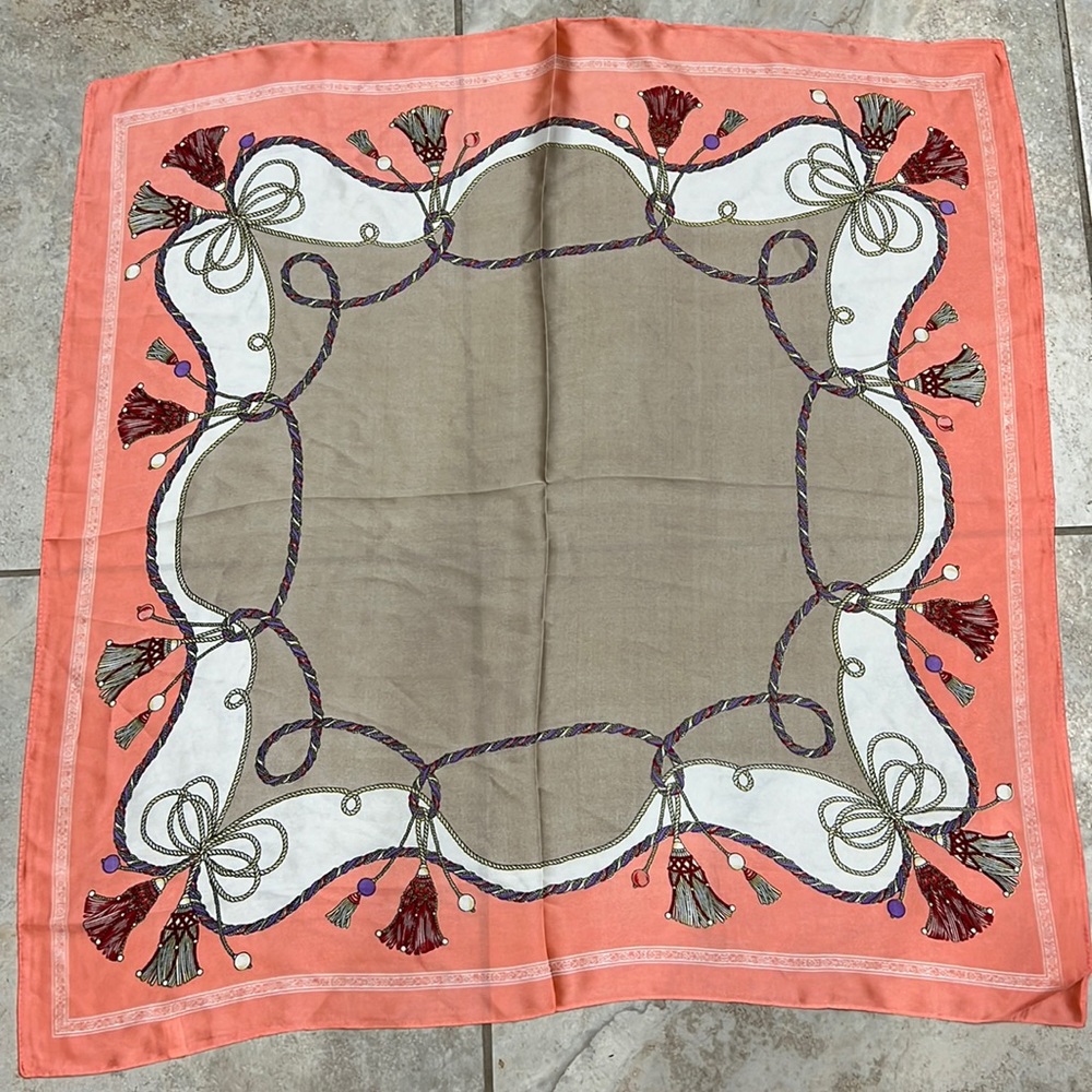 New with no tag Scarf 100% polyester